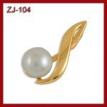 Złota zawieszka z perłą